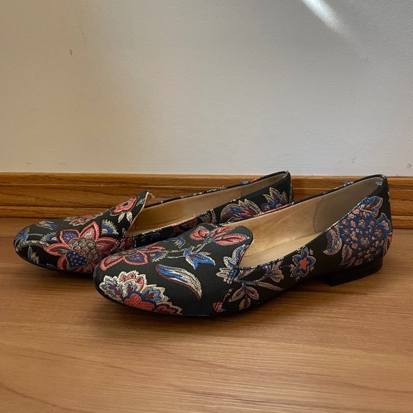 Black floral flats. Size 7 - Picture 1 of 2